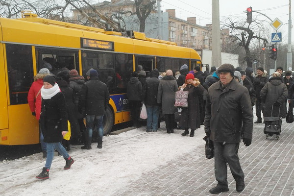 На зупинці довелося черкащанам штурмувати тролейбуси, адже автобуси раптом зникли. Фото з сайту i.mycdn.me